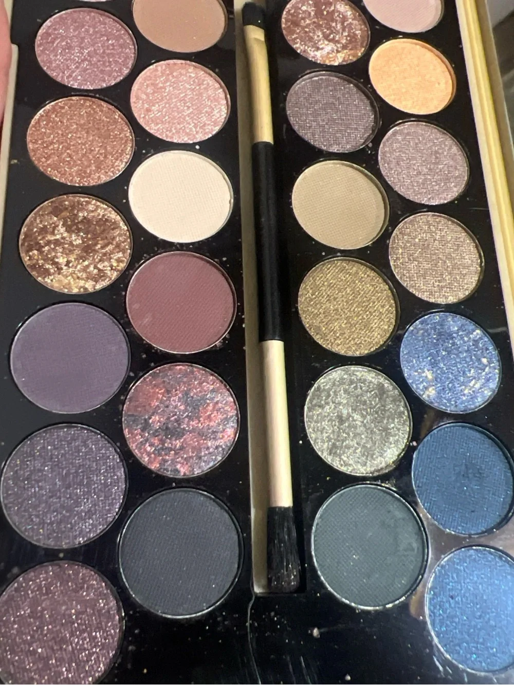 Makeup Revolution Fortune Favours The Brave Eyeshadow Palette - Gold